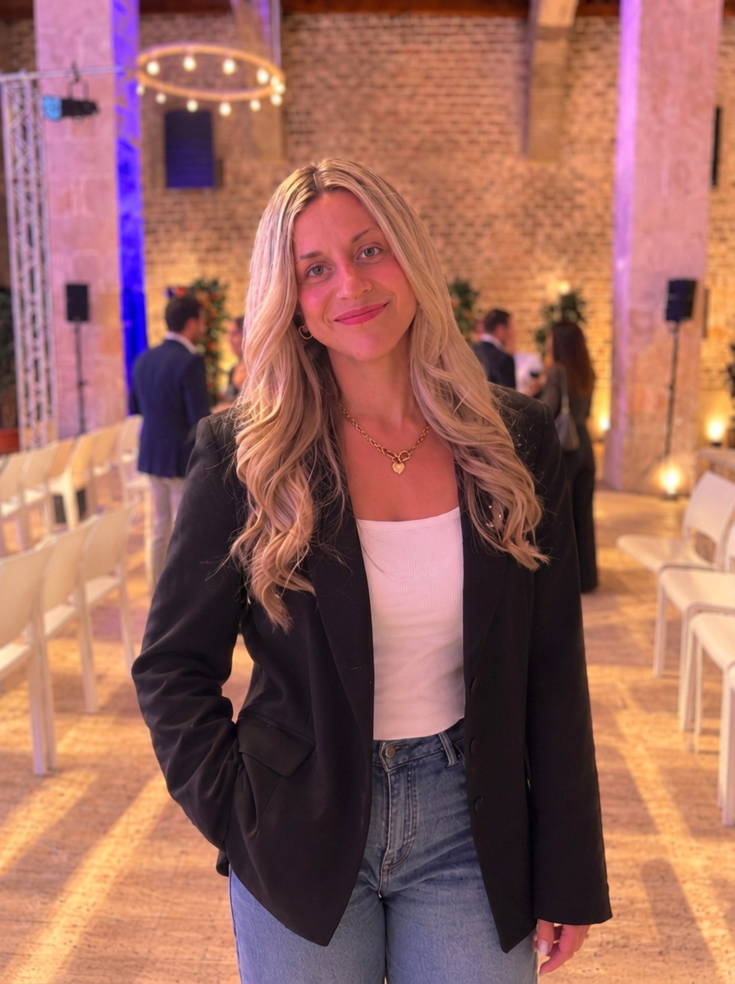 Susana, community manager de Sumira, sonriendo en un evento